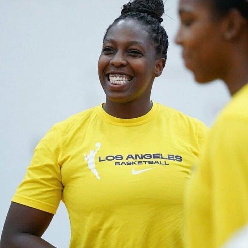 ヴィヴィカ・A・フォックスさんのインスタグラム写真 - (ヴィヴィカ・A・フォックスInstagram)「GM Dawlings! CONGRATS to all of the ladies of @wnba on the start of your 2020 Season! I'm SOO PROUD to be a sponsor & HUGE FAN of @LA_Sparks Check them out 2day on #ABC at Noon PST! Gonna so miss being front row at the FUN games with my Godbabies & friends😥 Much LUV @LA_SPARKS U CAN DO IT! WIN WIN WIN!  #GoSparks #ALL4LA #LEADTHECHARGE #Lifeisgood #GodIsGood #Blessed #Respect #GurlPower #VivicaFoxHair #TeamVivica #TeamFox #LoveWins #ClassicBadChicks #LeoNation 🤗🙆🏾‍♀️🖤💖⛹🏽‍♀️💜💛」7月25日 23時35分 - msvfox