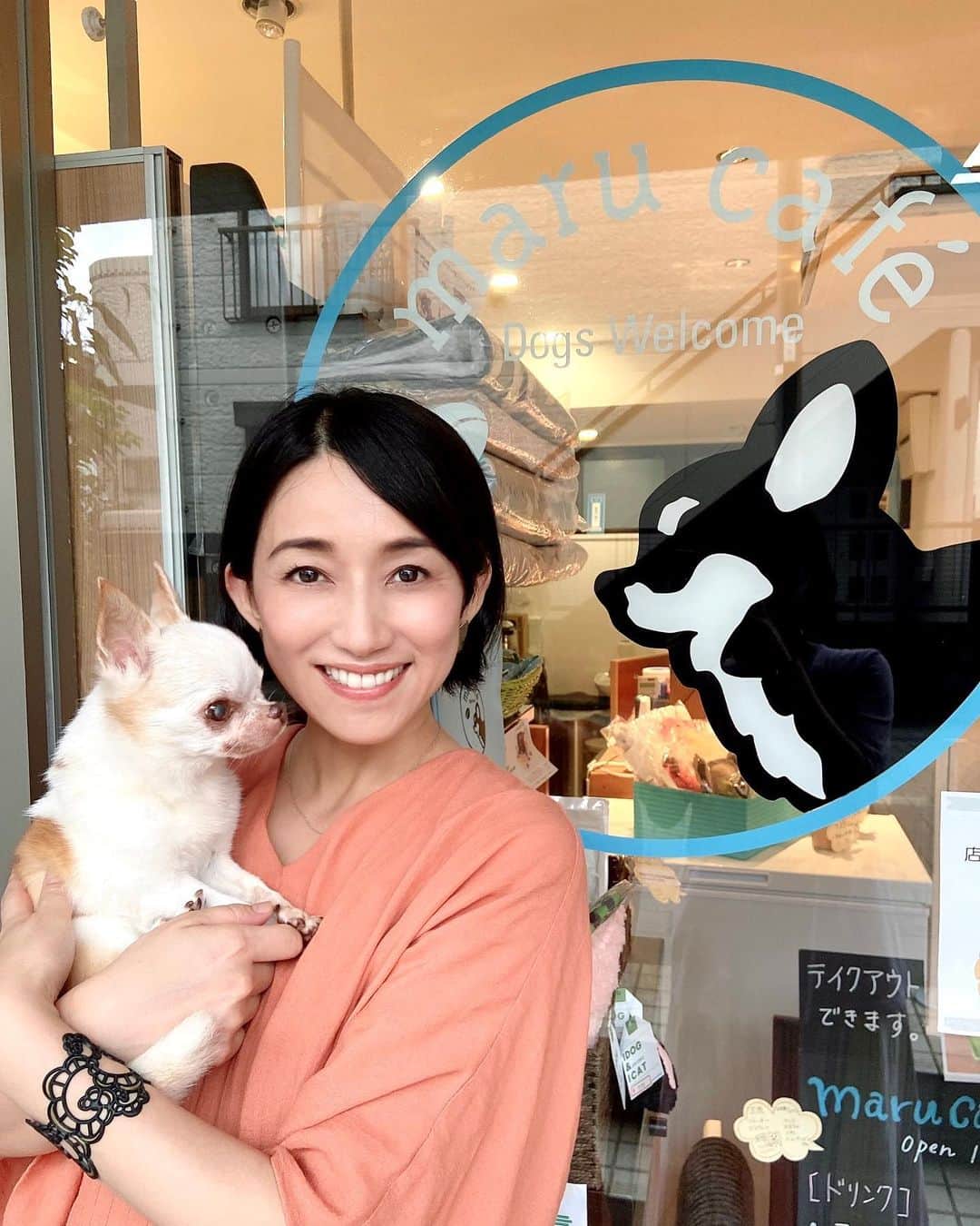 川田希さんのインスタグラム写真 - (川田希Instagram)「姉のお店「maru cafe」にラテ参上‼️ ワンちゃんと一緒に入れるカフェです☕️🍰 ラテさん、ご来店していたいろんなワンちゃん🐶とご挨拶して刺激を貰ったようで、食欲がなかったのにカフェから帰ったらご飯をパクパク食べました😋  #ちわわ #chihuahua #ちわすたぐらむ #チワワ #チワワのいる暮らし #ちわわ部 #チワワ部 #dogstagram #dog #老犬 #老犬との暮らし #シニア犬 #シニア犬との暮らし #シニア犬16歳　#dogcafe #ドッグカフェ」7月25日 23時38分 - nozomikawata