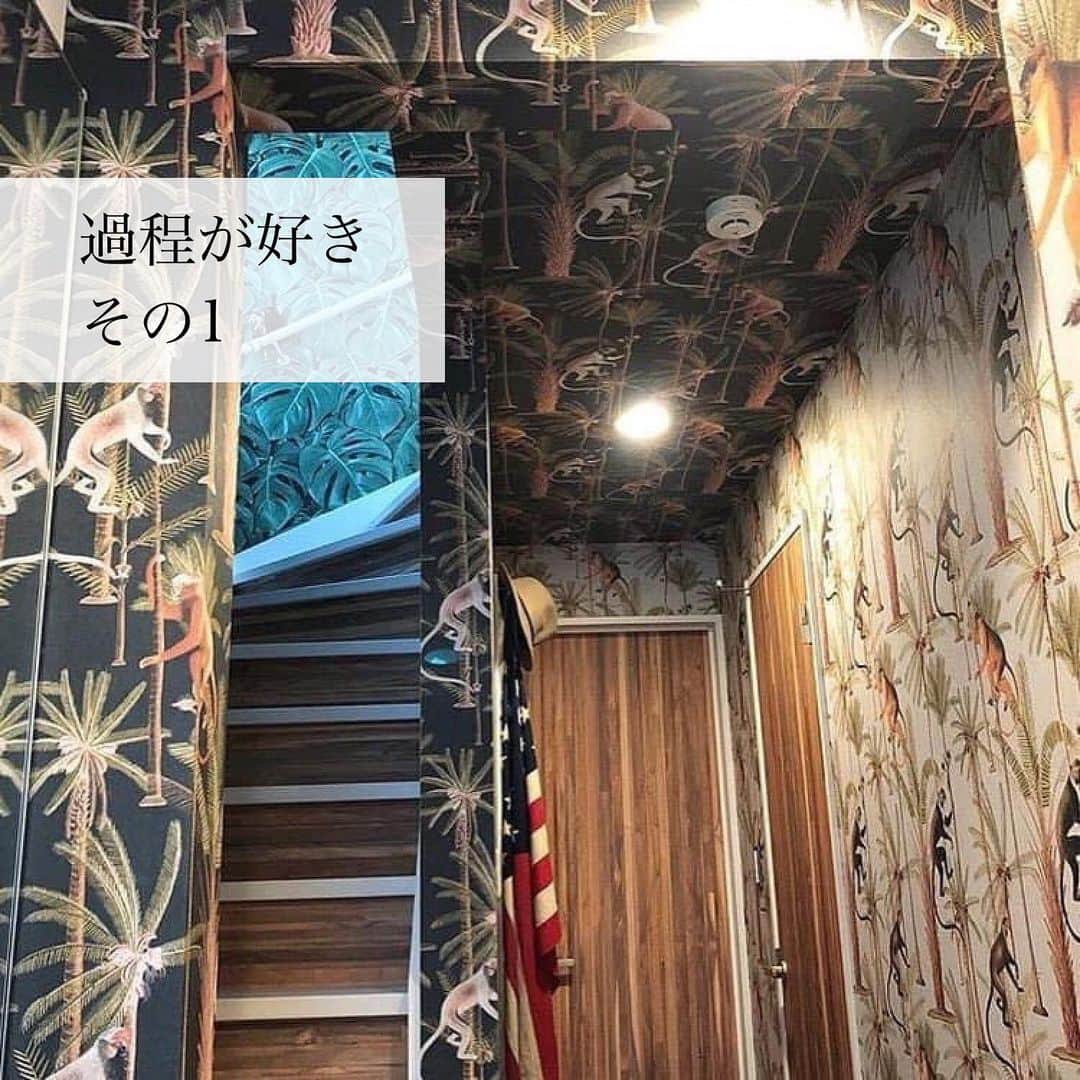 いなざうるす屋さんのインスタグラム写真 - (いなざうるす屋Instagram)「少しずつイメチェンしていった過程こそが楽しい思い出。 その楽しい思い出があるからこそ愛着が湧く。  ずっといらないって思ってた壁の凹み。 まさか塞いでもらえるなんて思ってなかった！  ベニヤで塞いで ↓ パテして ↓ 乾かして ↓ やすって ↓ パテして  これを3回繰り返して綺麗に平らになってた！ まさに職人技！ 感動したなぁ😭  廊下の壁紙貼りは途中でこの日はタイムアップ。  世界が一変した日！ 大嫌いだった家が好きに変わった日！  保育園から帰ってきためいの反応も嬉しかったなぁ😭  #建売 #壁紙オタク #輸入壁紙オタク #壁オタ会 #walpa #輸入壁紙 #壁紙 #wallpaper」7月25日 23時41分 - inazaurusu_ya