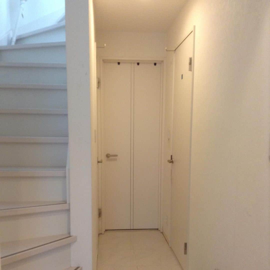 いなざうるす屋さんのインスタグラム写真 - (いなざうるす屋Instagram)「少しずつイメチェンしていった過程こそが楽しい思い出。 その楽しい思い出があるからこそ愛着が湧く。  ずっといらないって思ってた壁の凹み。 まさか塞いでもらえるなんて思ってなかった！  ベニヤで塞いで ↓ パテして ↓ 乾かして ↓ やすって ↓ パテして  これを3回繰り返して綺麗に平らになってた！ まさに職人技！ 感動したなぁ😭  廊下の壁紙貼りは途中でこの日はタイムアップ。  世界が一変した日！ 大嫌いだった家が好きに変わった日！  保育園から帰ってきためいの反応も嬉しかったなぁ😭  #建売 #壁紙オタク #輸入壁紙オタク #壁オタ会 #walpa #輸入壁紙 #壁紙 #wallpaper」7月25日 23時41分 - inazaurusu_ya