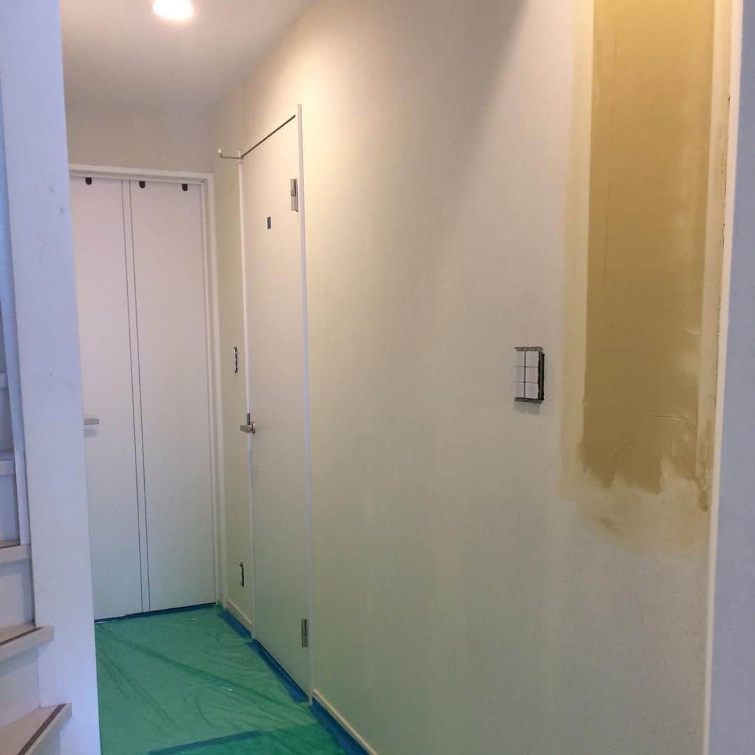 いなざうるす屋さんのインスタグラム写真 - (いなざうるす屋Instagram)「少しずつイメチェンしていった過程こそが楽しい思い出。 その楽しい思い出があるからこそ愛着が湧く。  ずっといらないって思ってた壁の凹み。 まさか塞いでもらえるなんて思ってなかった！  ベニヤで塞いで ↓ パテして ↓ 乾かして ↓ やすって ↓ パテして  これを3回繰り返して綺麗に平らになってた！ まさに職人技！ 感動したなぁ😭  廊下の壁紙貼りは途中でこの日はタイムアップ。  世界が一変した日！ 大嫌いだった家が好きに変わった日！  保育園から帰ってきためいの反応も嬉しかったなぁ😭  #建売 #壁紙オタク #輸入壁紙オタク #壁オタ会 #walpa #輸入壁紙 #壁紙 #wallpaper」7月25日 23時41分 - inazaurusu_ya