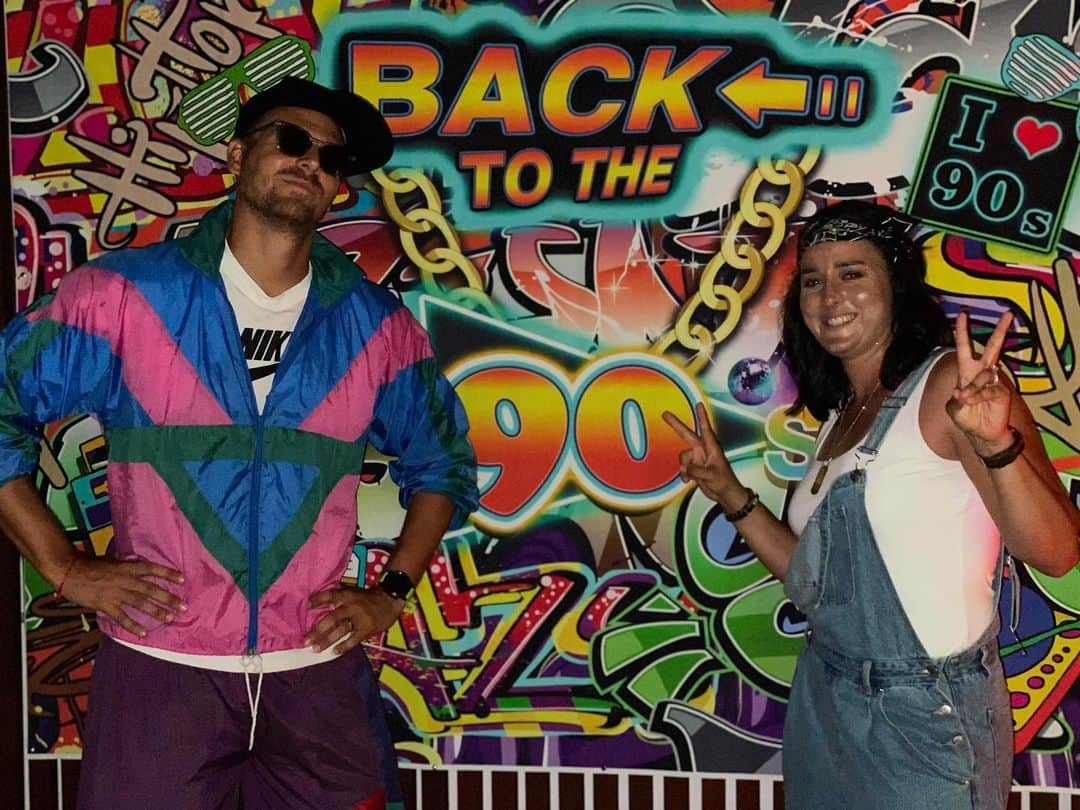 オンスジャブールのインスタグラム：「Back to 90s BABY❤️」