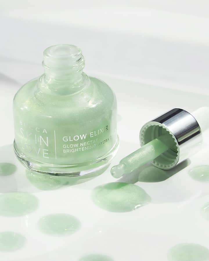 BECCAさんのインスタグラム写真 - (BECCAInstagram)「#BECCASkinLove Glow Elixir is a water-based serum that drenches skin in moisture while boosting radiance over time. 🌱✨Tap to shop at @Sephora」7月26日 0時00分 - beccacosmetics