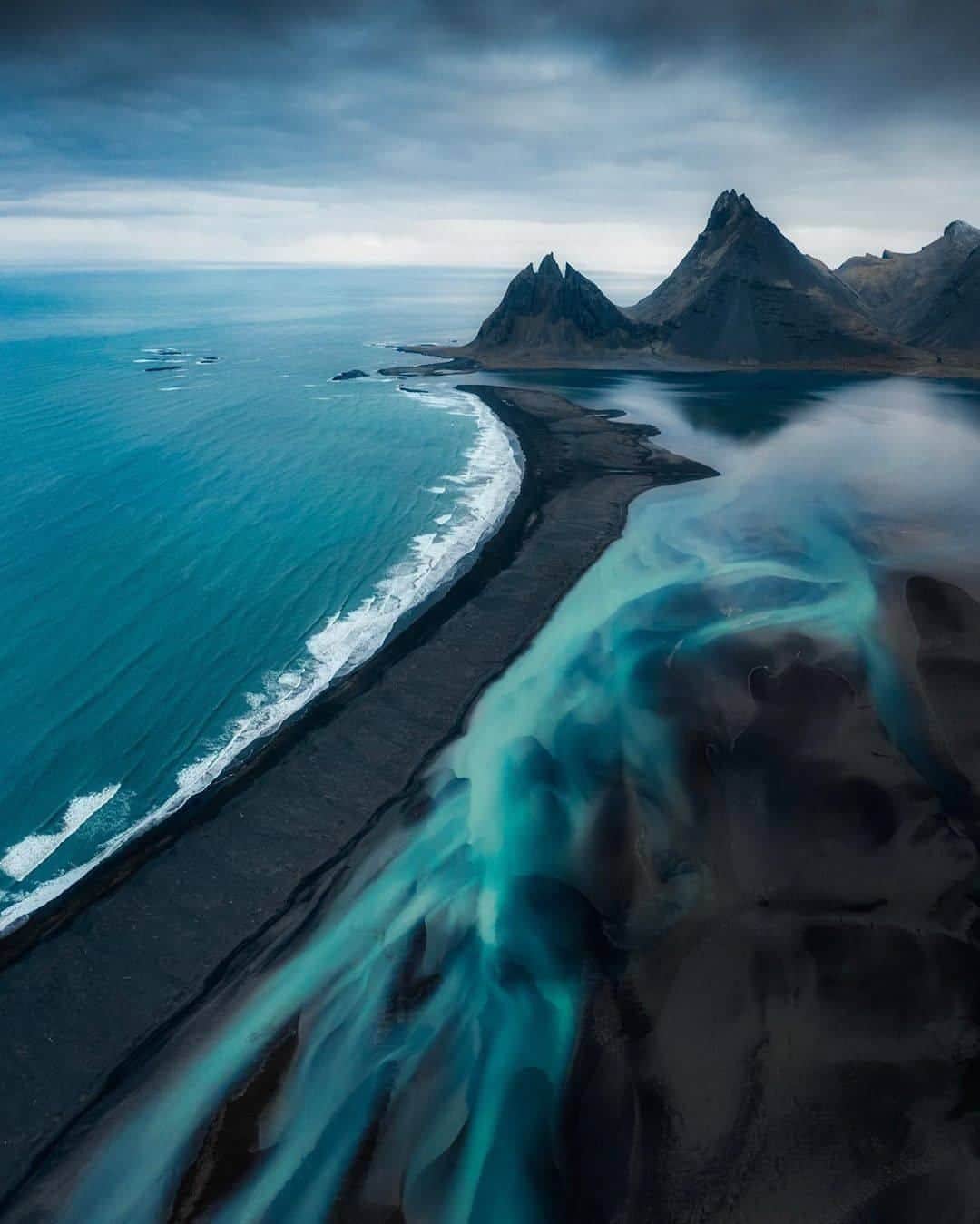 Discover Earthさんのインスタグラム写真 - (Discover EarthInstagram)「"Glacial rivers meet the black sand beaches and peaks of Iceland. Exploring this island and all of its volcanic beauty was a dream." These pictures could be paintings, right ? 🇮🇸 #discovericeland with @zachtesta   #iceland #50shadesofblue #blue」7月26日 0時00分 - discoverearth