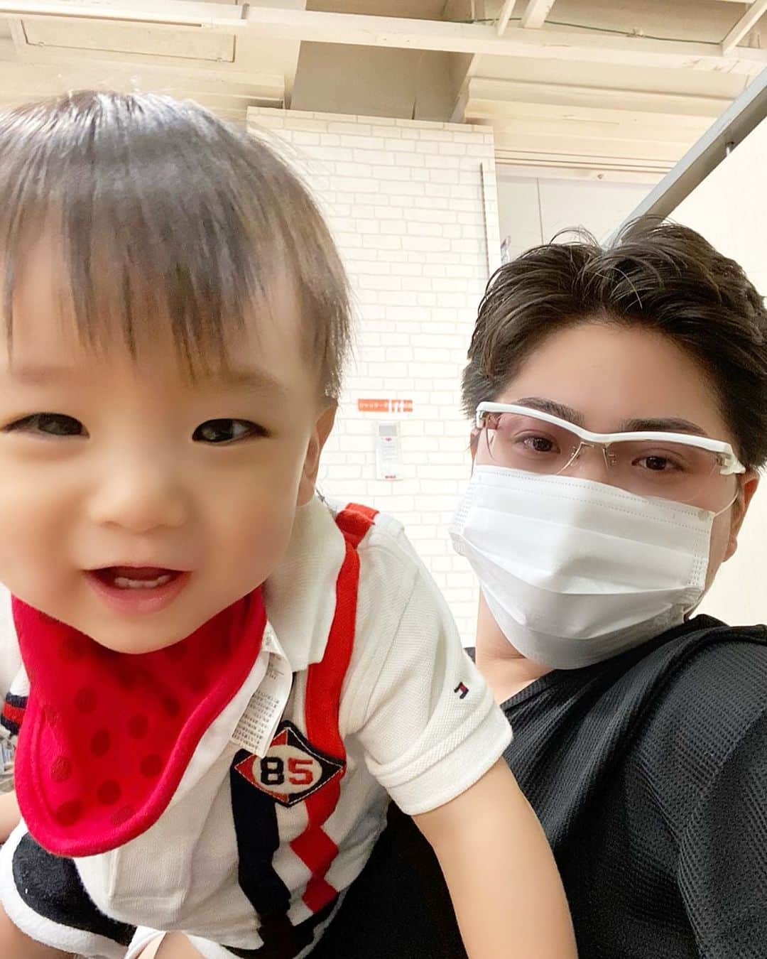Momoeのインスタグラム：「. .  おれ、パパと似てる？ パパの昔の写真見ると瓜二つなんだぜ🦁 . . #happy #家事 #育児 #family #家族 #boy #smile #男の子 #息子 #code #love #lucky #kids #子供 #thankyou #宝物 #ベビー #fashion #follow #心 #縁 #パパ #ママ #家族写真 #男の子ママ #赤ちゃん写真 #photo #子育て」
