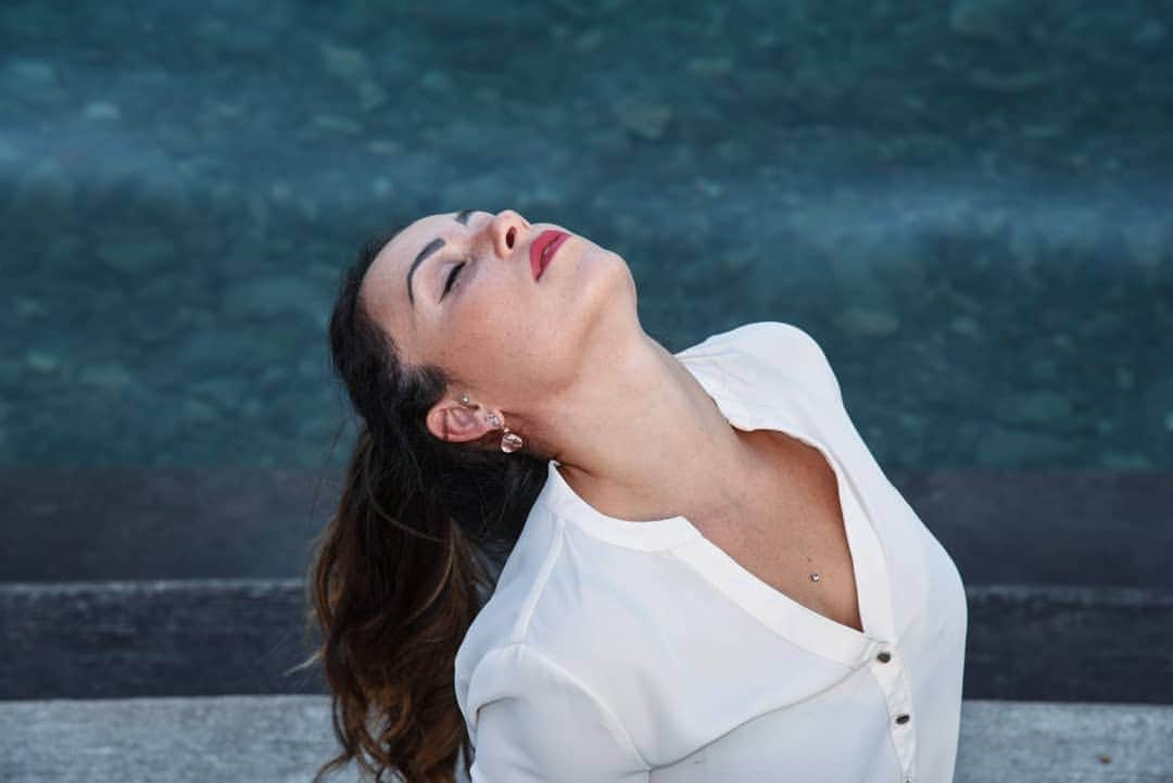 バネッサ・フェラーリのインスタグラム：「Tra vent’anni sarai più deluso dalle cose che non hai fatto che da quelle che hai fatto. Perciò molla gli ormeggi, esci dal porto sicuro e lascia che il vento gonfi le tue vele. ⛵ Esplora. Sogna. Scopri.” (Cit. M.T) ⚓💋  #truestory #roadtofuture #vanessaferrari #motivational  #NessunRimpianto #travelphotography」