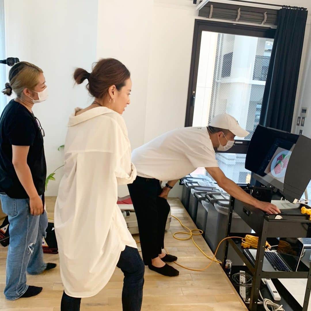 のインスタグラム：「毎日違う仕事を何個も同時進行でせっせと働いてます。 頭の中で常に何十個という数のビジネスをフラッシュのように考え、切り替え、考え、切り替え。  その繰り返しで気づいたら1日が終わっている。  その脳みそに付いて来てくれるサポーターの方達には感謝しかありません。  ０を1にする。 1を100にする。 それが私の仕事。  まだまだやりたい事だらけ。」