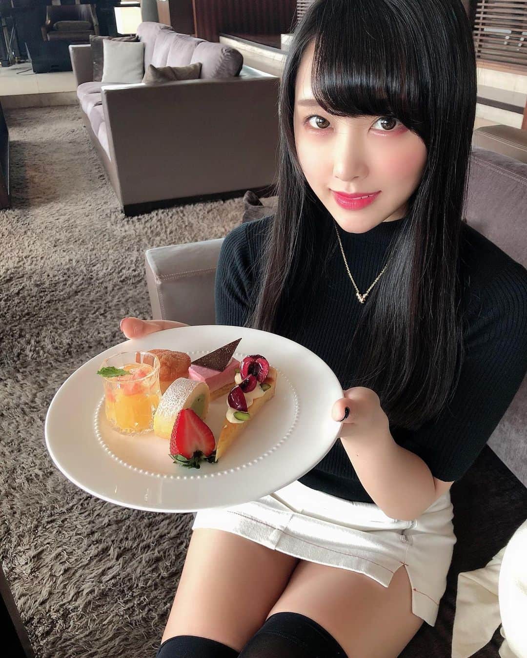のインスタグラム：「おやくま🐻 . . #おやすみ #goodnight #🌙 #おやくま #日々の出会いに感謝 #バクステ外神田一丁目 #熊本美和 #miwakumamoto  #アイドル #idol #일본 #아이돌 #アイドルボウラー #Pリーガー #プロボウラーになりたい #japanesegirl #followme #kawaii #makeup #beauty #黒髪 #アフタヌーンティー #カフェスタグラム #私服 #絶対領域 #ミニスカ #spiralgirl #lunch #yummy #すきぴ」