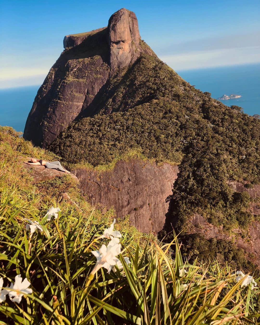 のインスタグラム：「One of my favourite hikes yet ✔️🍃facing #pedradegavea the hike we did couple months ago 😅 📸 @bernardo_bie #pedrabonita #riodejaneiro #hike #iloverio」