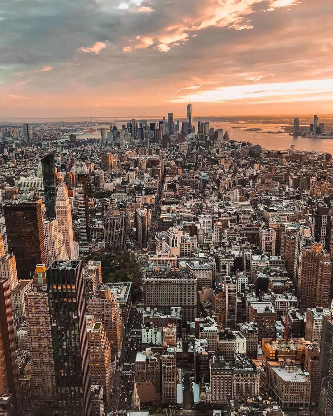 Empire State Buildingさんのインスタグラム写真 - (Empire State BuildingInstagram)「The sun on your skin & the city at your feet. ☀️ ⠀⠀⠀⠀⠀⠀⠀⠀⠀ 📷: @amaelle_mcp #EmpireStateBuilding」7月26日 0時07分 - empirestatebldg