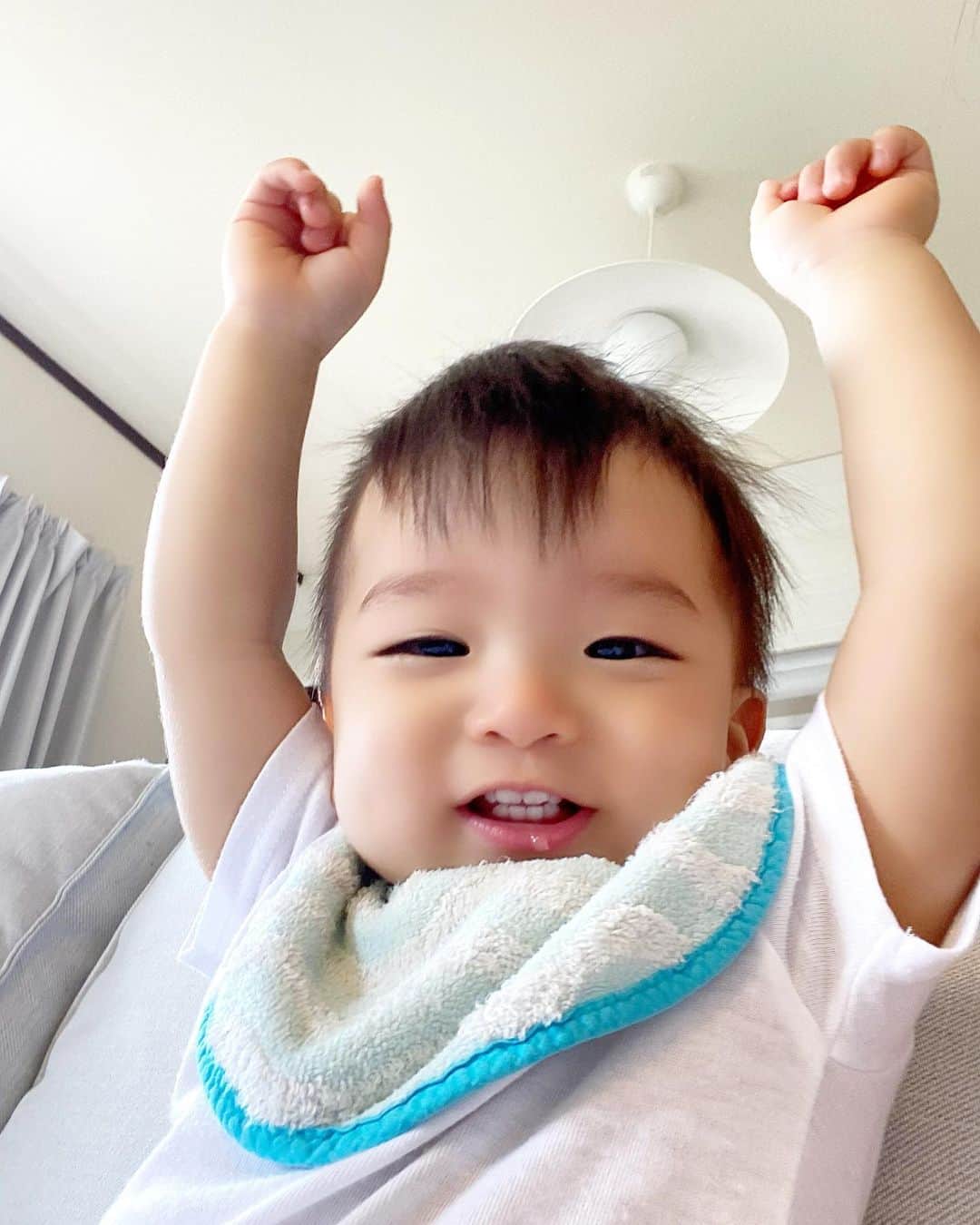 Momoeのインスタグラム：「. .  「やったぁ🙌🏻」 って言うとやるポーズ🤣💕💕 . . #happy #家事 #育児 #family #家族 #boy #smile #男の子 #息子 #code #love #lucky #kids #子供 #thankyou #宝物 #ベビー #fashion #follow #心 #縁 #パパ #ママ #家族写真 #男の子ママ #赤ちゃん写真 #photo #子育て #1歳 #flower」