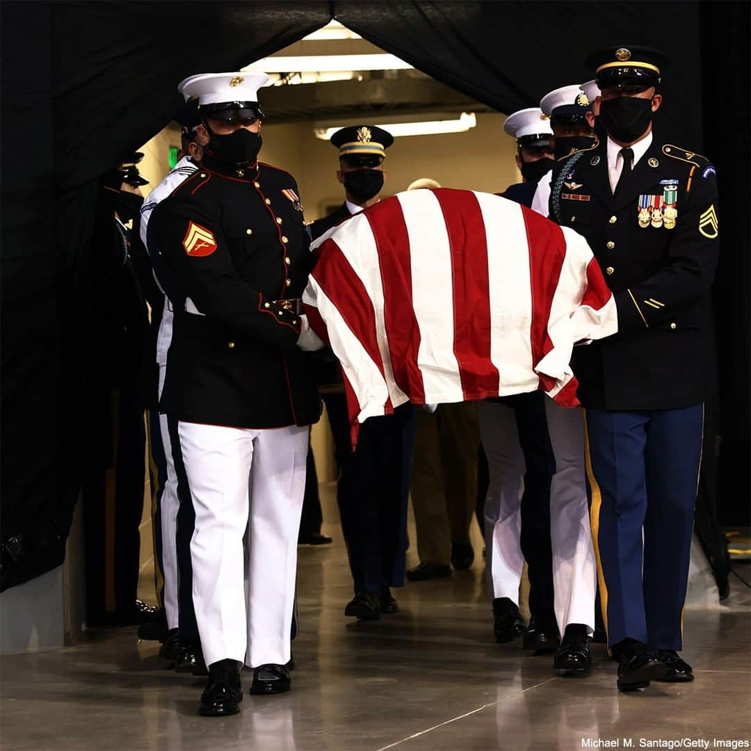 ABC Newsさんのインスタグラム写真 - (ABC NewsInstagram)「The casket of Rep. John Lewis is carried into Troy University for a memorial service celebrating the life and legacy of the civil rights icon. #johnlewis #boyfromtroy #memorial #alabama」7月26日 0時11分 - abcnews