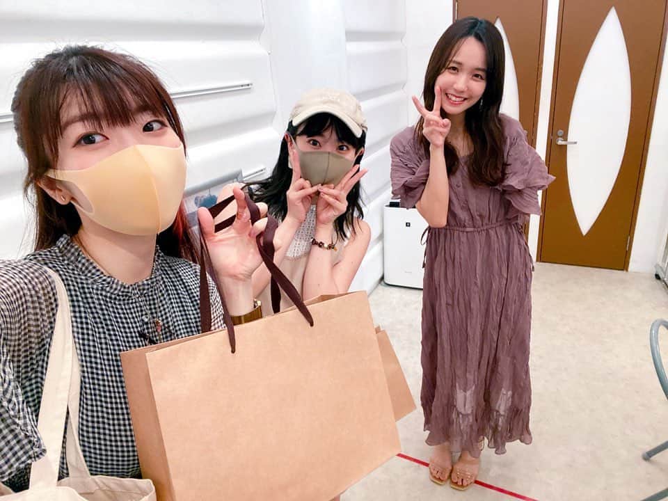 ぱいぱいでか美のインスタグラム：「宮崎由加さんプロデュースのADIRAのポップアップストアお邪魔させて頂きました❤︎ ꙳ #ADIRA #popupstore #宮崎由加 さん #宇佐蔵べに ちゃん ꙳ べにちゃんとお邪魔しました！ ADIRAの服も宮崎さんも可愛かった…… とんでもなく気さくにお話して頂いて べにちゃんと二人で「これ課金した方がいいですよね？」と度々確認してしまいました。笑 自分がいつも着るタイプのトップスと、 流行ってるけどどうやって手を出せばいいかわからん！ と思ってた気になるアイテムを購入しました！ どやって着こなすねんの方、 直々にコーディネート例を教えて頂いたよー(T . T)❤︎ 背中押してくださってありがとうございます…！ ADIRAはユニセックスのアイテムもあって それもめっちゃ可愛いから超迷いました。 また着たら載せますー！ 宮崎さんありがとうございました❤︎」