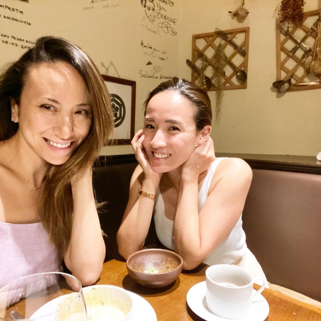 のインスタグラム：「彼女とも長いなぁー。 10代の頃からの仲でお互い母になり。 それってとっても貴重。 歴史ある友人の存在は大切。  食、美、そして環境問題。 それを考える事が日常にちゃんと落とし込まれている人間。  さらに超ポジティブ。 それ大事。  そして何でもスグ私にLINEで聞いてくる人(笑）（笑）  写真集楽しみ。」