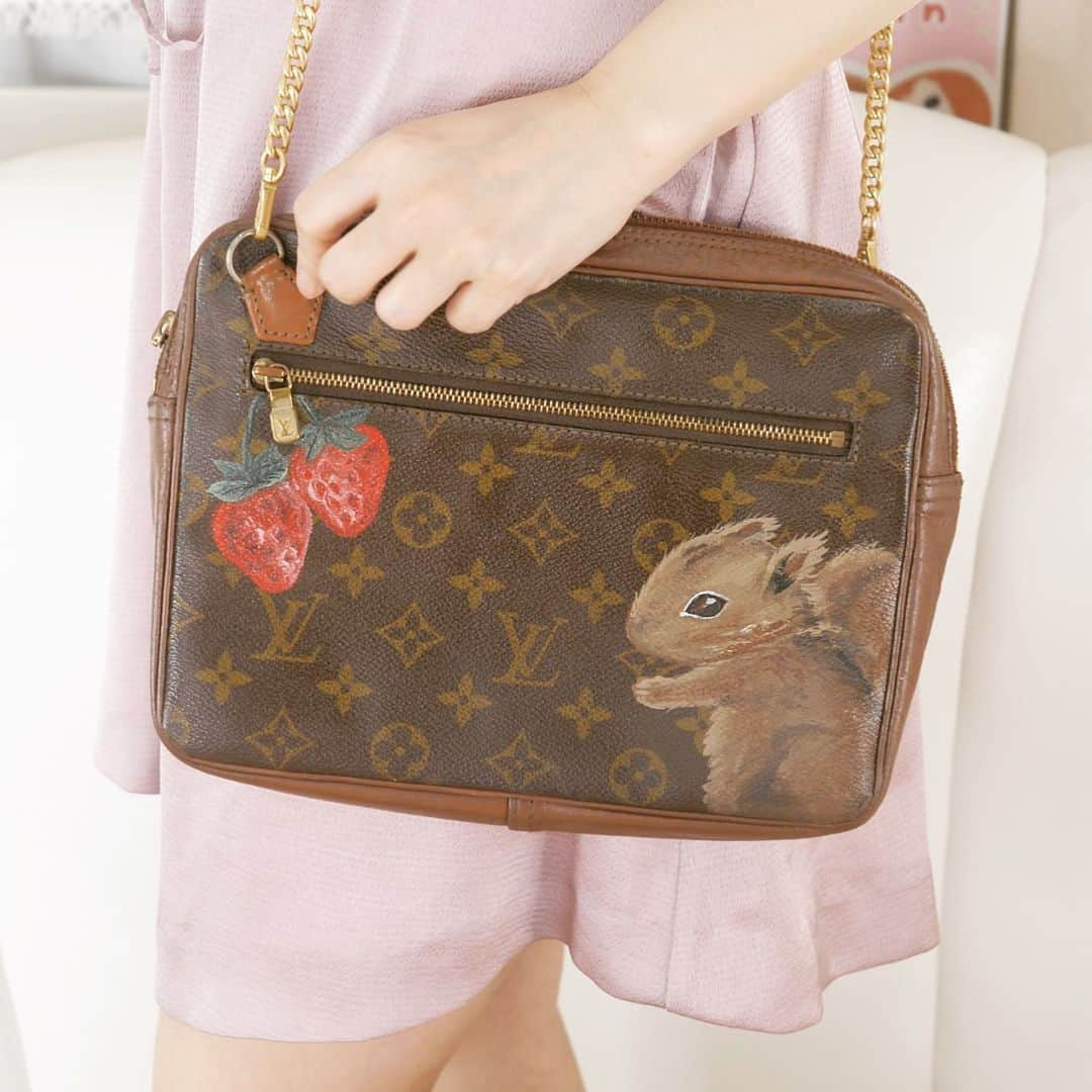 みのりんさんのインスタグラム写真 - (みのりんInstagram)「I customized another Louis Vuitton bag!! Oh btw, if you have any questions about me, please comment below. I may feature you or your question in my upcoming videos 😊 またまた、激安のヴィトンのバッグをリメイクしてみたよ。とても古くて汚かったけど、かわいくできたと思う！！ちなみに、今質問募集中です！お聞きしたいことがあれば、ぜひぜひコメントください。動画内でお答えするかもしれません🤗」7月26日 0時21分 - minicuteclub