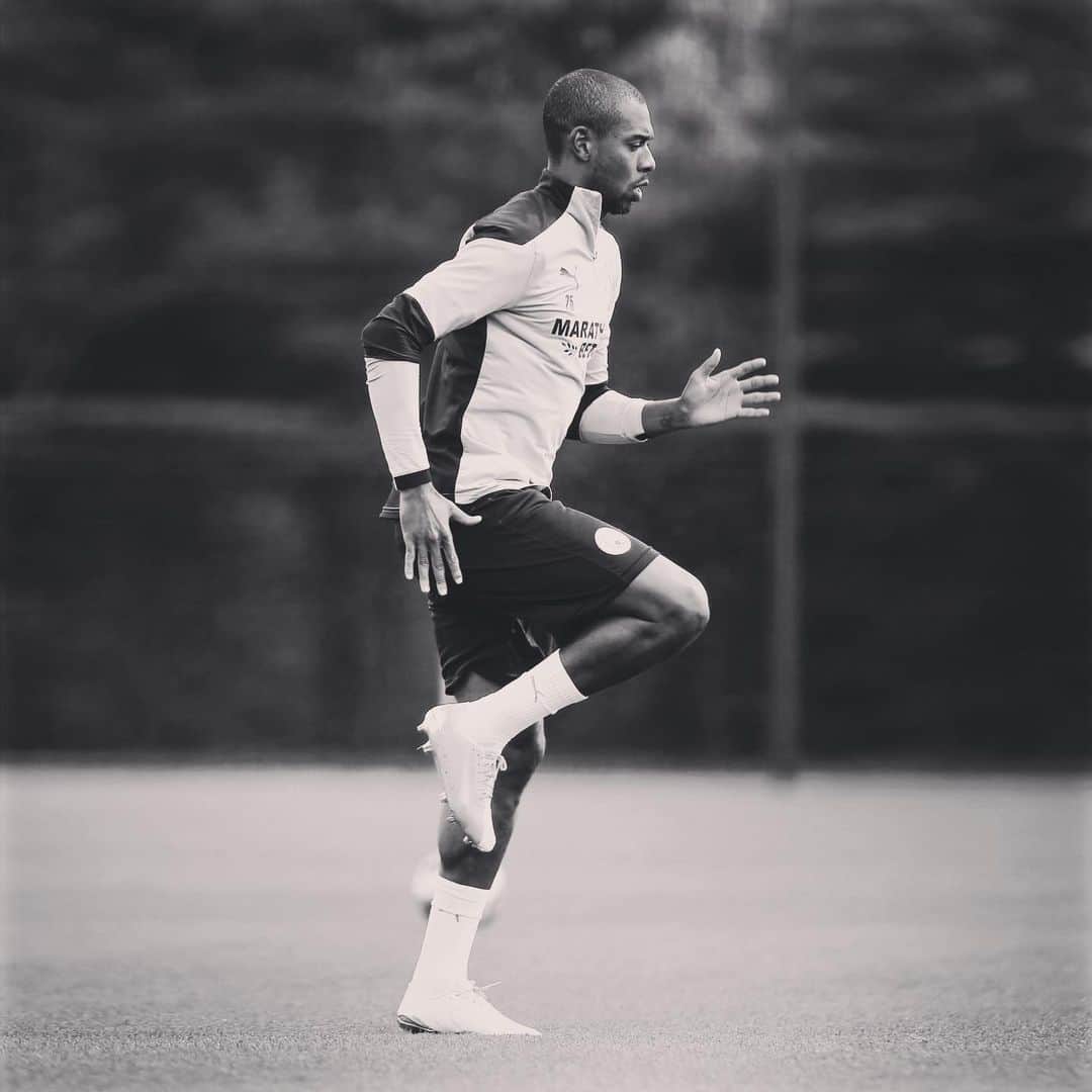 のインスタグラム：「Getting ready for the final sprint 💪🏾 #cmoncity」