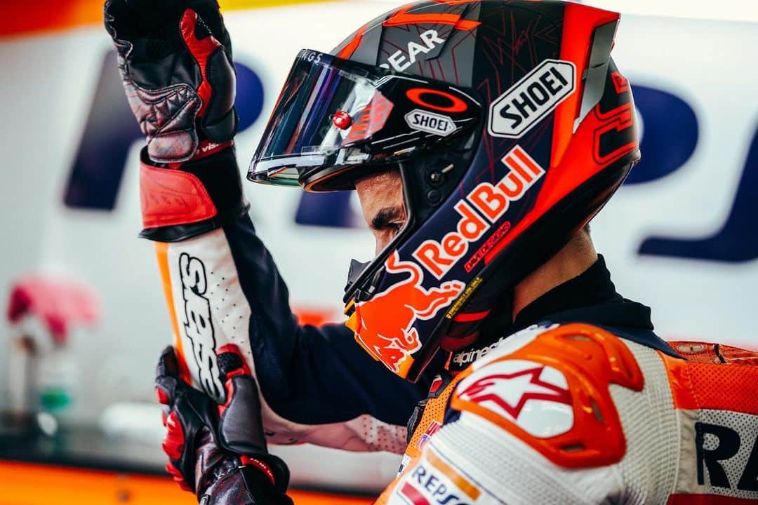 レプソル・ホンダのインスタグラム：「A champion always has to try.」