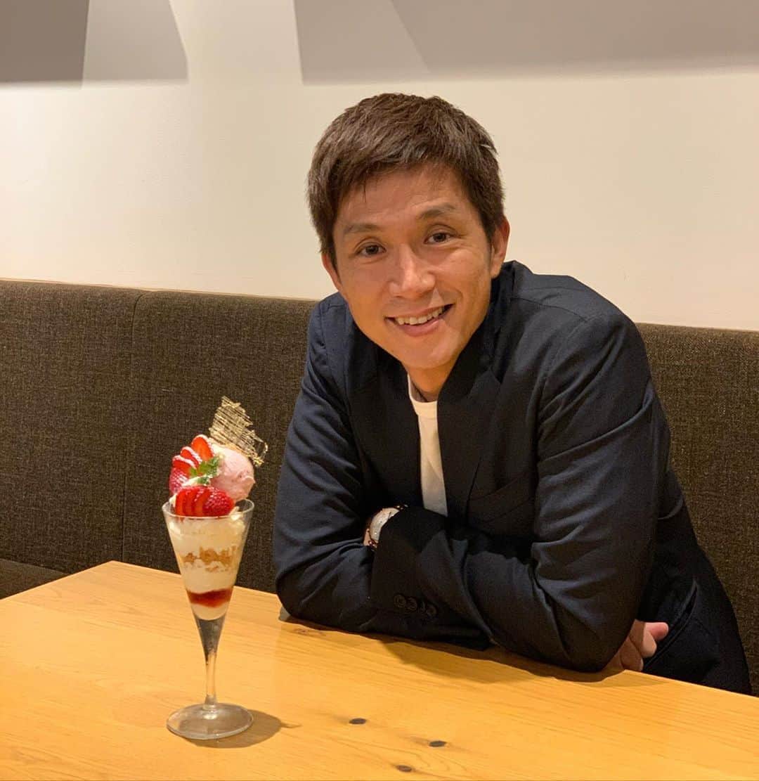 のインスタグラム：「. しめました🤤w . #デザート #しめパフェ #札幌 #cafe #noymond #いちごパフェ #ポートレートおじさん #福西崇史」