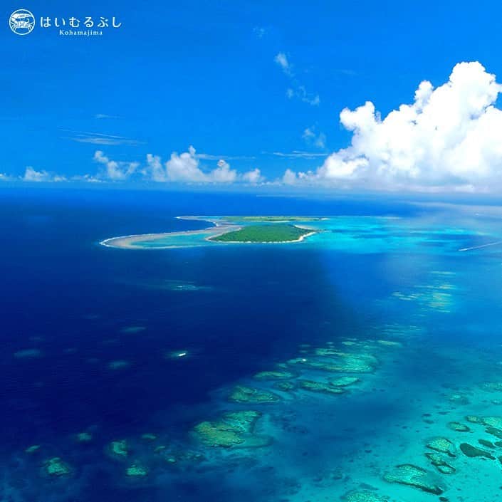 HAIMURUBUSHI はいむるぶしさんのインスタグラム写真 - (HAIMURUBUSHI はいむるぶしInstagram)「小浜島・はいむるぶしから癒しの風景をお届けします。 国内最大のサンゴ礁「石西礁湖=せきせいしょうこ」。 豊かなサンゴ礁は、堅固なリーフに守られています。 空撮に写っている島は新城島。 上地と下地の二つの島から成り、別名は離れた島と書き「離島=パナリ」の愛称で人気のある島です。 #沖縄 #八重山諸島 #新城島 #パナリ #小浜島 #リゾート #ホテル #はいむるぶし」7月26日 0時37分 - haimurubushi_resorts