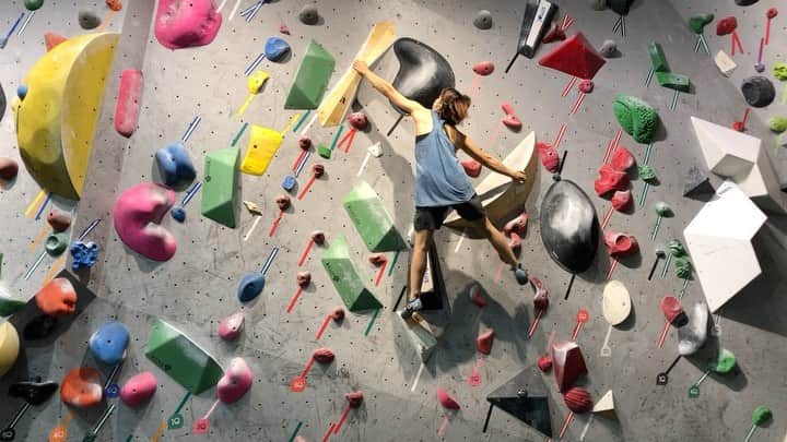 のインスタグラム：「@dogwood_climbing_chofu  ・ ・ 楽しかった🌻 マスクで登るのも慣れたもんだ😷 🎥by @avody1 🐶 ・ ・ @addfriction_startup @mudhand_cb @phiten_official @frictionlabs @tenayaclimbing #climbing #bouldering #クライミング #ボルダリング #マオハンド #頑張ったから焼肉奢って」