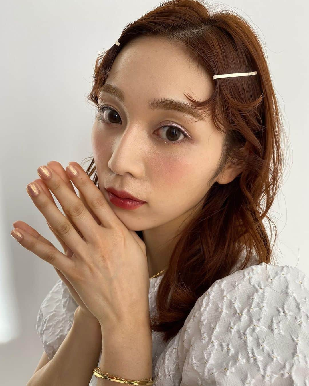 古川優香さんのインスタグラム写真 - (古川優香Instagram)「肌のポツポツは人間なので気にしないで👍🏻 リカフロッシュの新作のピーチスキンのビジュアル撮影のときのオフショット🍑 大好きなkanakoさんにヘアメイクおねがいして、撮影前は髪質改善でもお世話になってるzealでちょっぴりオレンジにしてもらいました〜」7月26日 0時51分 - iamyukaf