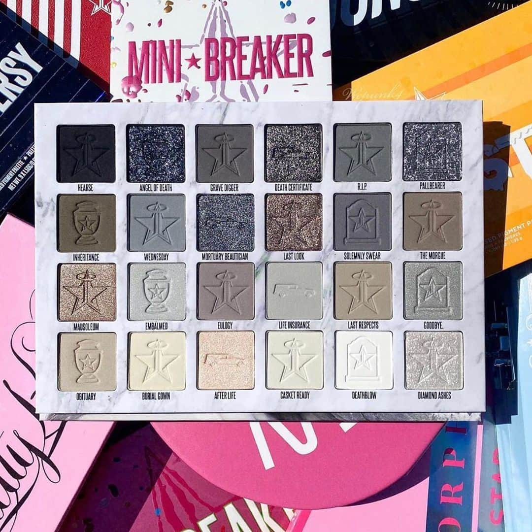 Jeffree Star Cosmeticsさんのインスタグラム写真 - (Jeffree Star CosmeticsInstagram)「Happy Saturday everyone🌟 @wcpunk4 putting our coveted #CREMATED palette front & center⚱️🕊 What’s your favorite shade? 🖤#jeffreestarcosmetics」7月26日 0時54分 - jeffreestarcosmetics