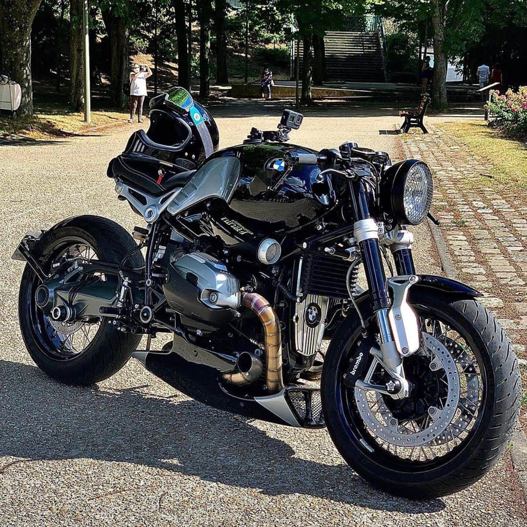 epidemic_motorsさんのインスタグラム写真 - (epidemic_motorsInstagram)「BMW by  @dashortdog  #bmwninet #ninet #ninetcustom #bmwmotorrad #rninet #bmw #ninet #caferacer #bikelife #makelifearide #purposebuiltmotorcycles #custombike #custom #caferacer #caferacerofinstagram #modifiedbikes #vintagebike #caferacerporn #custommotorcycle #caferacerworld #rninetcustom #bikerofinstagram #epidemicmotors #epidemic_motors」7月26日 0時54分 - epidemic_motors