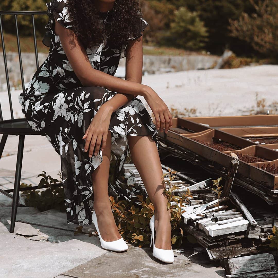 サムエデルマンのインスタグラム：「Introducing BETH, our new Square-Toe pump.  FORCES OF NATURE, our pre-Fall 2020 collection.  Inspired by the essential elements of Earth, Air, Fire and Water. Fashion is our fifth element, core to our brand this season.  Available July 31.  Coming soon to Samedelman.com #SamEdelman #FORCESOFNATURE #PreFall2020」