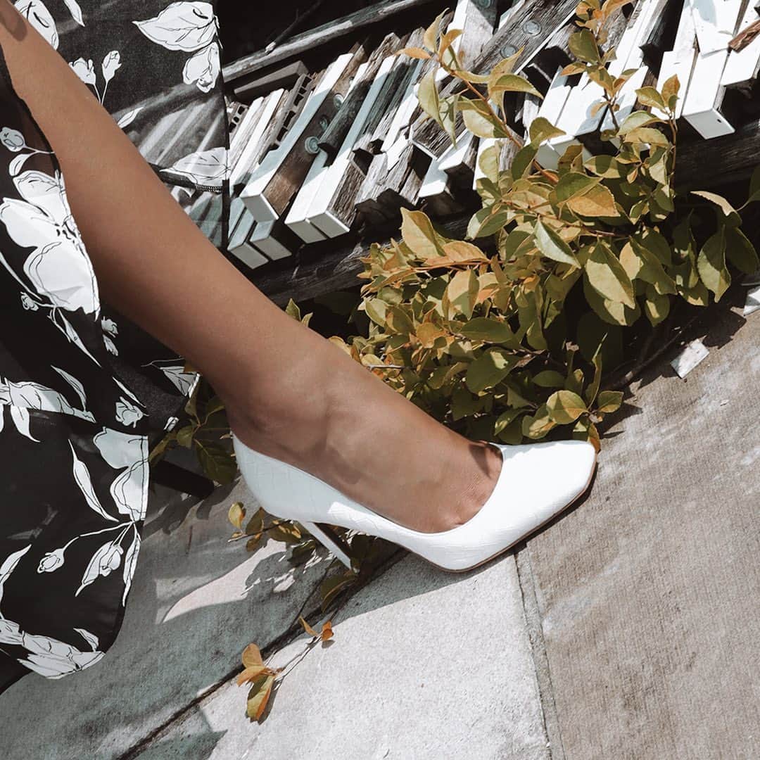 サムエデルマンのインスタグラム：「Introducing BETH, our new Square-Toe pump.  FORCES OF NATURE, our pre-Fall 2020 collection.  Inspired by the essential elements of Earth, Air, Fire and Water. Fashion is our fifth element, core to our brand this season.  Available July 31.  Coming soon to Samedelman.com #SamEdelman #FORCESOFNATURE #PreFall2020」