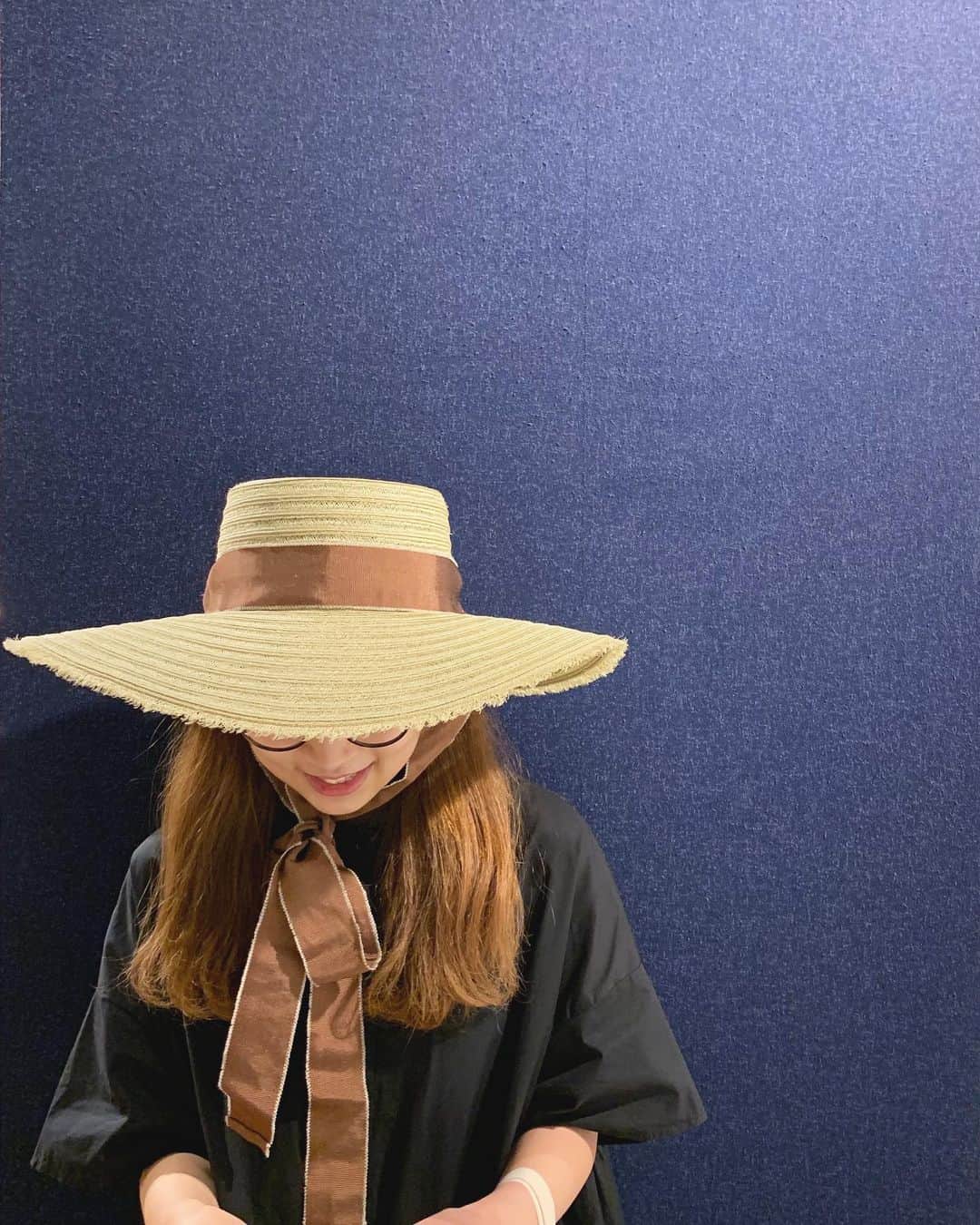 花沢美音のインスタグラム：「お客様スナップ  4連休も最終日となります  新潟は そこまで拡がっては おりませんが、、、  全国のコロナ感染拡大もあり 皆様体調にお気を付けて お越し下さいませ🌿  お待ちしております  hat @chapeaud_o   #HopeCoLtd #work #帽子 #帽子コーデ #hat」