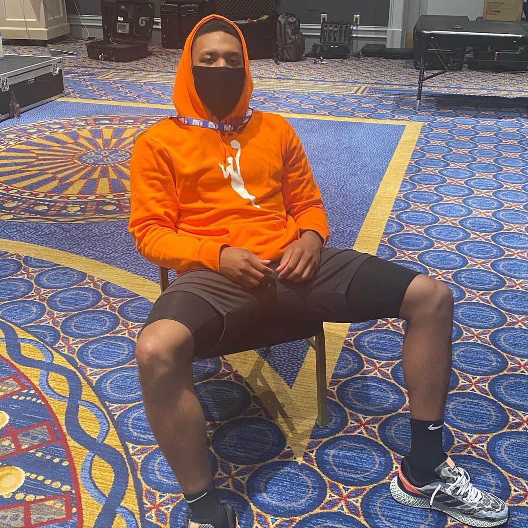 デイミアン・リラードのインスタグラム：「It’s ladies first FOR ME... #OrangeHoodie #OpeningDay @wnba」