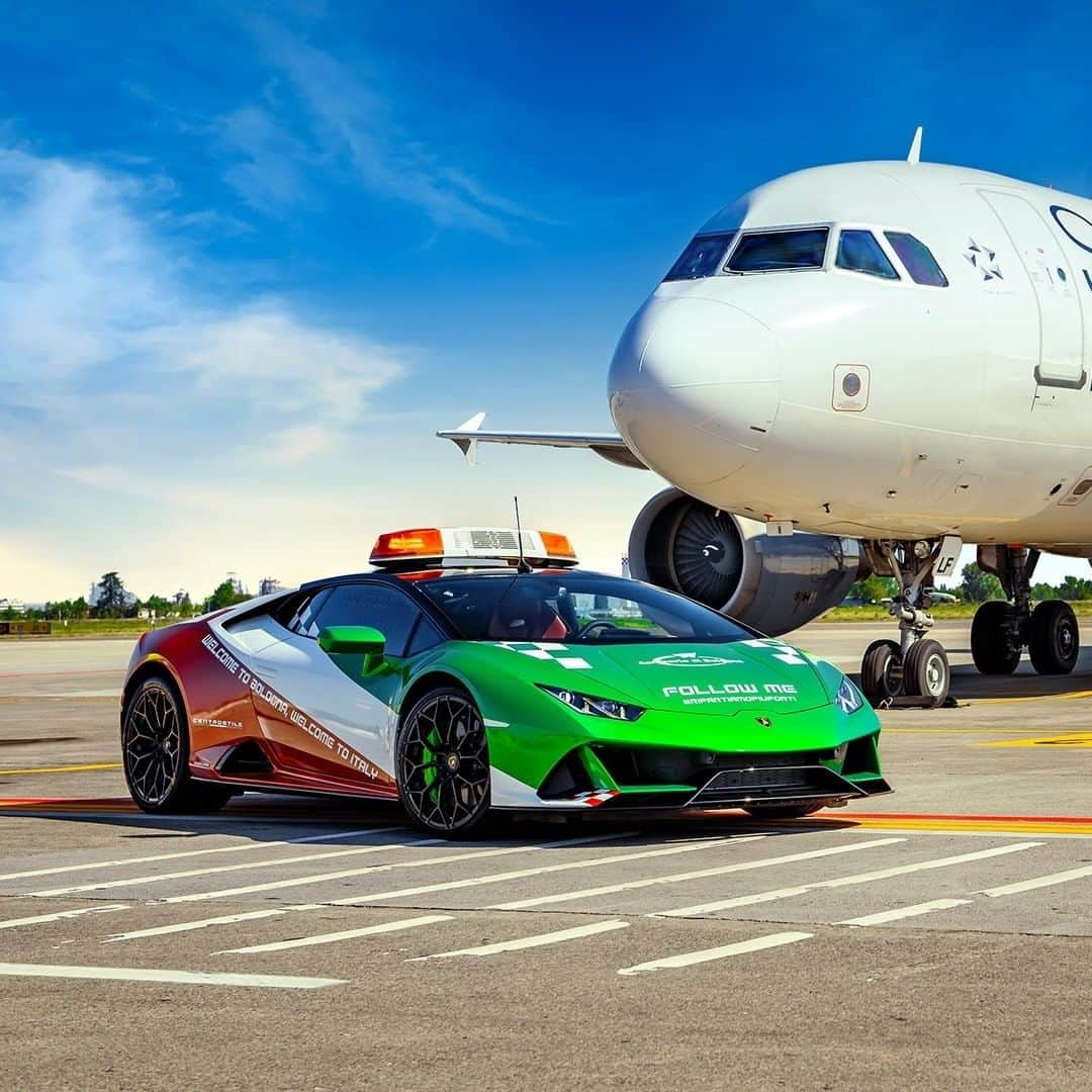 ランボルギーニさんのインスタグラム写真 - (ランボルギーニInstagram)「Automobili Lamborghini is proud to introduce a new Follow-Me Huracán EVO sporting a special livery designed by Centro Stile Lamborghini.  Discover it at @bologna_airport!  #Lamborghini #HuracanEVO #EveryDayAmplified #CentroStileLamborghini #RipartiamoPiuForti」7月26日 1時00分 - lamborghini