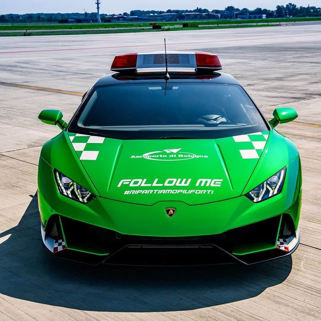 ランボルギーニさんのインスタグラム写真 - (ランボルギーニInstagram)「Automobili Lamborghini is proud to introduce a new Follow-Me Huracán EVO sporting a special livery designed by Centro Stile Lamborghini.  Discover it at @bologna_airport!  #Lamborghini #HuracanEVO #EveryDayAmplified #CentroStileLamborghini #RipartiamoPiuForti」7月26日 1時00分 - lamborghini