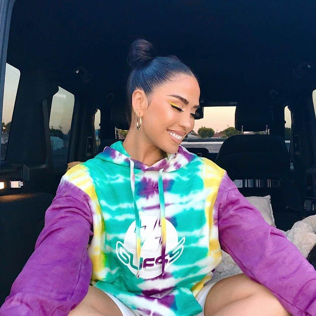 ゲスさんのインスタグラム写真 - (ゲスInstagram)「still living in hoodies. HBU? #GuessxJBalvin (📸: @iluvsarahii)」7月26日 1時00分 - guess