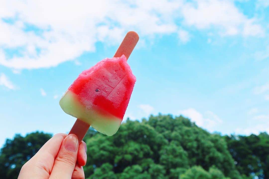 辻詩音のインスタグラム：「‪ラジオ最終回、ありがとうございました🍉 ‪最近ちょっとパワーが落ちてて、ライブ終わってから全ての作業をストップしてましたが、今日喋って歌ってみんなとチャットしてかなり復活しました。(YouTubeのアーカイブに残したよ！) ‪明日からまたがんばる👼 この数日自分のために作った曲もあって、セラピーとしての音楽の力をすこし思い出した気がします。 あと、みんな情報やニュースも、たくさん見過ぎないように気をつけていきましょうね。辛いものばかり見えてしまうと、知らない間に心が影響を受けてしまう。 今日スナック夢中夜のママが言ってた通り(ラジオのコーナーです)「楽しい」を正解にして生きていこう。 それ以外の正解や正義って、辛い時は一回忘れたっていい。 さぁ〜〜次は、夏あつめだ！🍉 あ、ラジオはまたスペシャルとかで帰ってきたいと思うのでよろしくね！📻 #辻詩音 #辻詩音と夏あつめ #スイカバー #tsujishion」