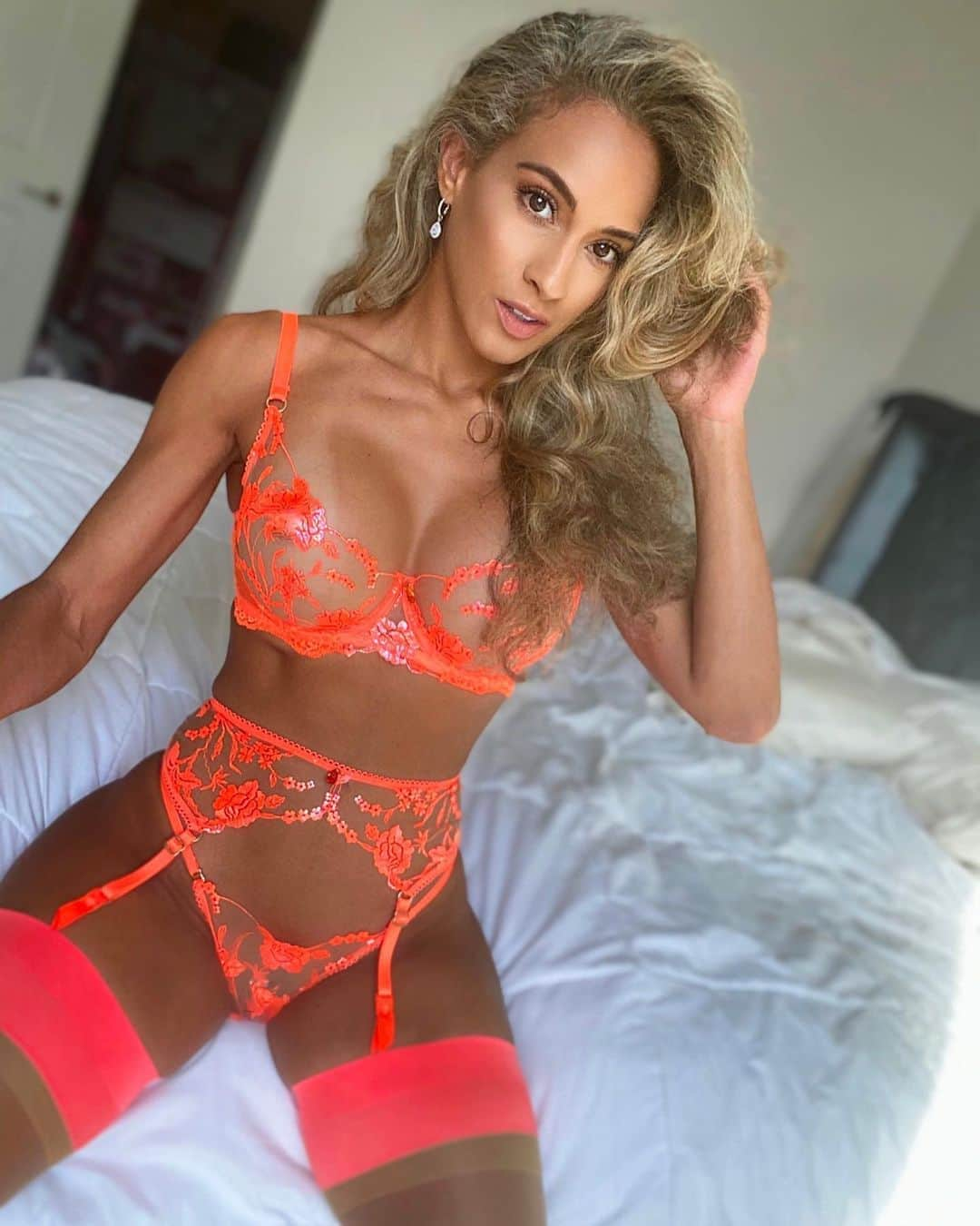 Sarah Mundoさんのインスタグラム写真 - (Sarah MundoInstagram)「I believe in lingerie. Guys, what’s your fav color on a woman?  - #lingerie #latina」7月26日 1時10分 - sarah_mundo