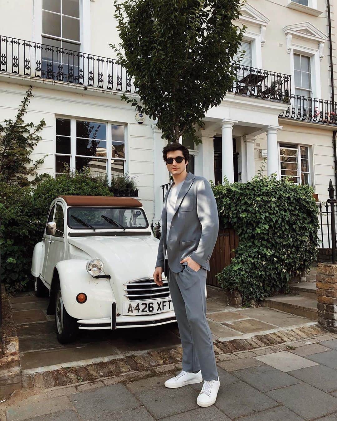 カナーリのインスタグラム：「Pietro Fiallo spotted around London wearing a gray #CanaliSS20 suit. #Canali1934 #SummerMemories #menswear #menstyle」