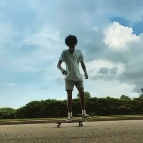 ティム・ハワードのインスタグラム：「❤️My Dude @young.midnight keep grinding 🛹」