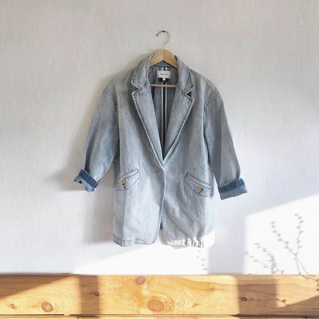 カレントエリオットさんのインスタグラム写真 - (カレントエリオットInstagram)「from outerwear to overalls, we can’t stop wearing the denim wash of the season / tap the link in our bio for a little light wash love」7月26日 1時21分 - currentelliott