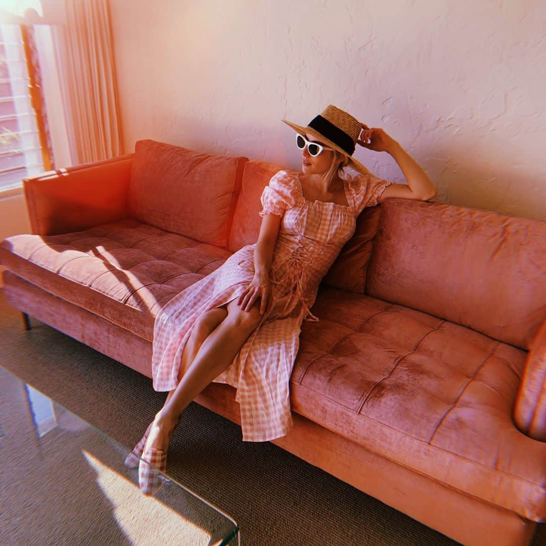 エマ・ロバーツさんのインスタグラム写真 - (エマ・ロバーツInstagram)「she wanted to match (a while ago) 🌸 @lilykershaw」7月26日 1時36分 - emmaroberts