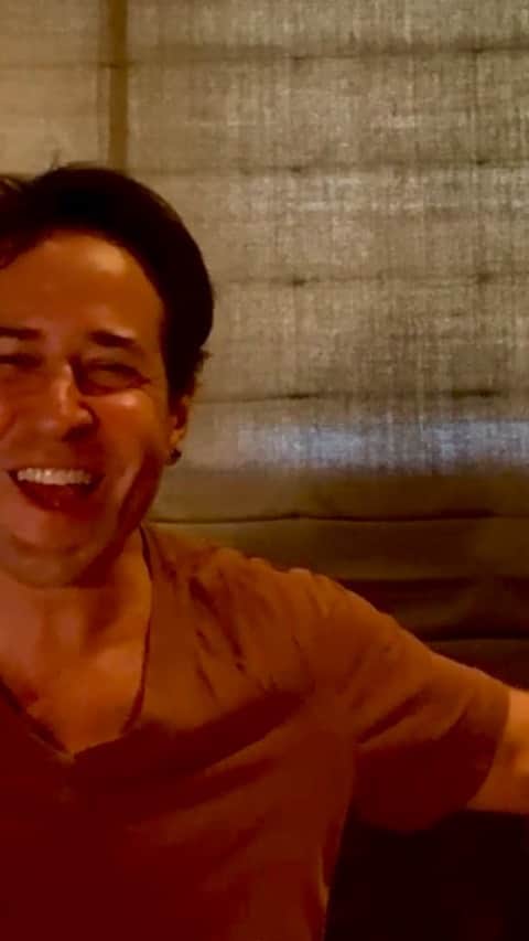 ロブ・モローのインスタグラム：「Way back in April I co-hosted the #AllTogetherNowFoundation telethon for the #LAEmergencyCovid-19ReliefCrisisFund with the surge in infections in California it feels like a good time to post the video and remind ya’ll if you can give, 100% will go to front line workers in desperate need of support.  https://mayorsfundla.org/covid19/ #donatetothemayorsfund @mayorofla Rock on! If you want to see the whole segment go to the BitsAndPiecesPicCo Channel on YouTube」