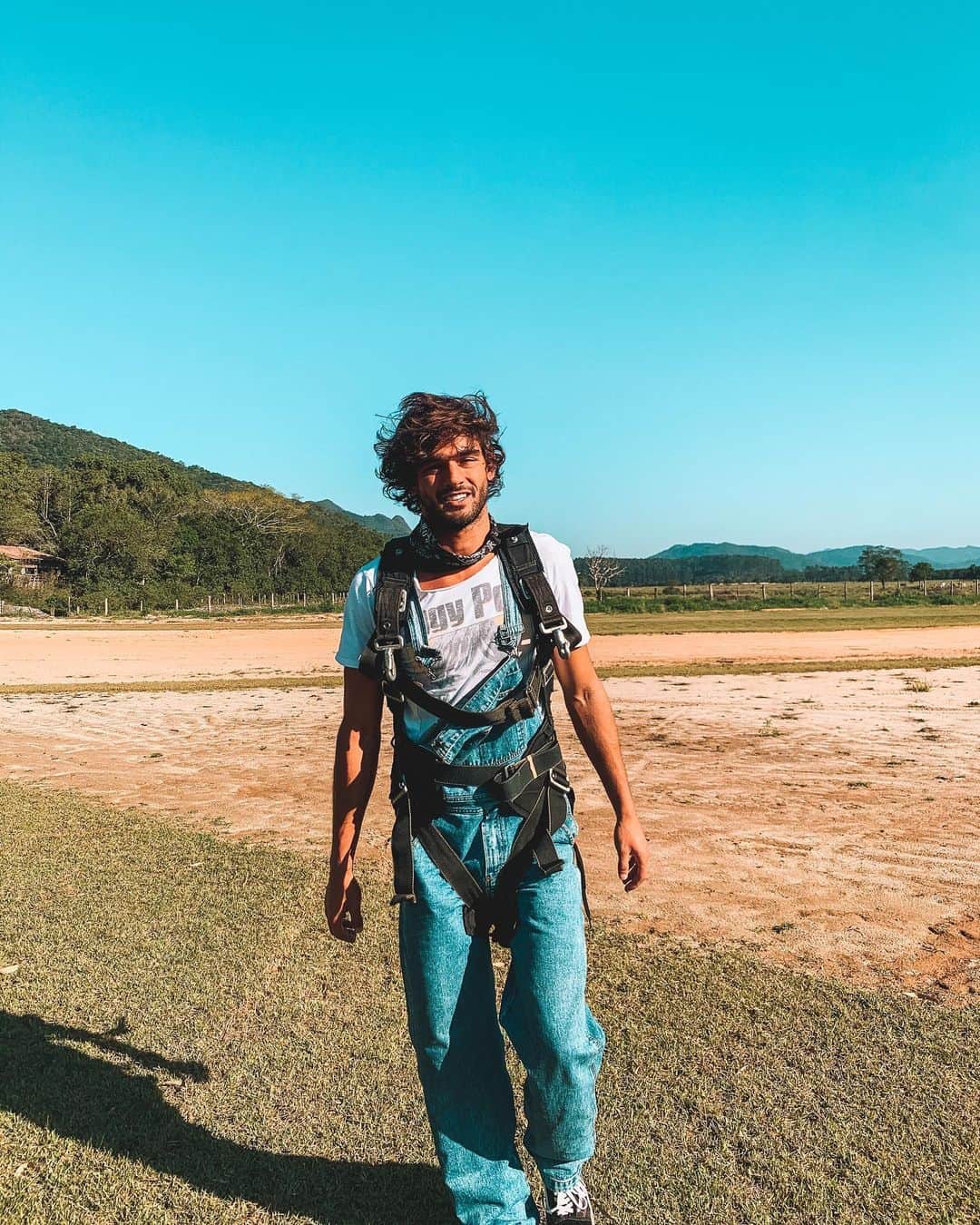 マーロン・テシェイラのインスタグラム：「—- “Tell mum everything is ok.” 😝 🪂 - the best advice I could give is if feels right just go with all your heart and don’t listen to anyone else. 🌻🐒🤙🏽 —- “Avisa a mamãe que está tudo bem.” 😝🪂 O melhor conselho que eu poderia dar é que se você sentir que é certo e bom para você simplesmente vá com todo seu coração e não ouça mais ninguém. 🌻🐒🤙🏽 —- 🎩...Peace&Light...♻️ —- #FollowYourHeart #followYourDreams #BeHappy #AcreditaEVai #GoodVibesOnly」