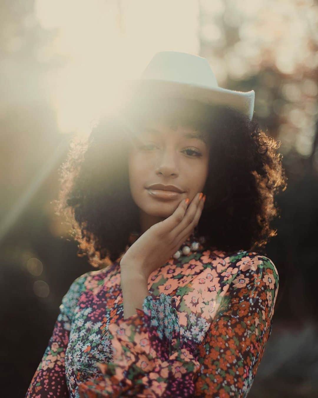 Fashion Weekのインスタグラム：「A little bit country, a whole lot chic. Captured by @braylendion, an Atlanta-based filmmaker and photographer who aims to change how the Black community is portrayed in media through his work. Check out more of his photography at @braylendion. ⁠⠀ Photo by @braylendion, featuring @nyahcamillee」