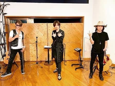 SHINPEIのインスタグラム：「BREAKERZ デビュー13周年を迎えました。﻿ ﻿ 本当はベースMatsuさんとドラム誠君も一緒に、ライブでファンの皆と過ごしたかった。﻿ ﻿ だけど、コロナ問題があるから今回は配信という形でお祝いイベントを行いました！﻿ ﻿ 直接皆と会えないのは残念だけど、配信には配信の良さがあって﻿ ファンの皆がどんな思いで俺たちのイベントを観てくれているかがすぐにわかる。﻿ ステージ上の俺たちだけじゃなく、オフな姿も楽しんでもらえる。﻿ そんな場所を提供してくれたSHOWROOMには本当に感謝の気持ちでいっぱいです。﻿ ﻿ BREAKERZメンバーの皆﻿ BREAKERZスタッフの皆﻿ サポートメンバーのMatsuさん、誠君﻿ 今回のレコーディングに関わってくれたミュージシャンの皆さん﻿ MUSCLE ATTACKメンバーの皆﻿ ﻿ そして何よりも、BREAKERZを応援してくれているファンの皆。﻿ ﻿ 沢山の人達が力を貸してくれているおかげで、BREAKERZは13周年を迎えられました！﻿ ﻿ 言葉だけでは伝えきれない感謝の気持ちは、全て9/9発売のニューシングルに﻿ ﻿ BARABARA﻿ LOVE STAGE﻿ 2曲合わせてBREAKERZの魅力が100%伝えられる、最高の楽曲です。﻿ クール　ダーク　ソリッド　妖艶　﻿ ハッピー　ポップ　キュート　キャッチー﻿ もう全部詰まってます。﻿ ジャケット写真もミュージックビデオも、皆を100%満足させられる魅力に溢れている！と自信を持っておすすめ出来る作品﻿ ﻿ 是非楽しみにしててね！﻿ ﻿ ありがとう。これからもよろしく！」