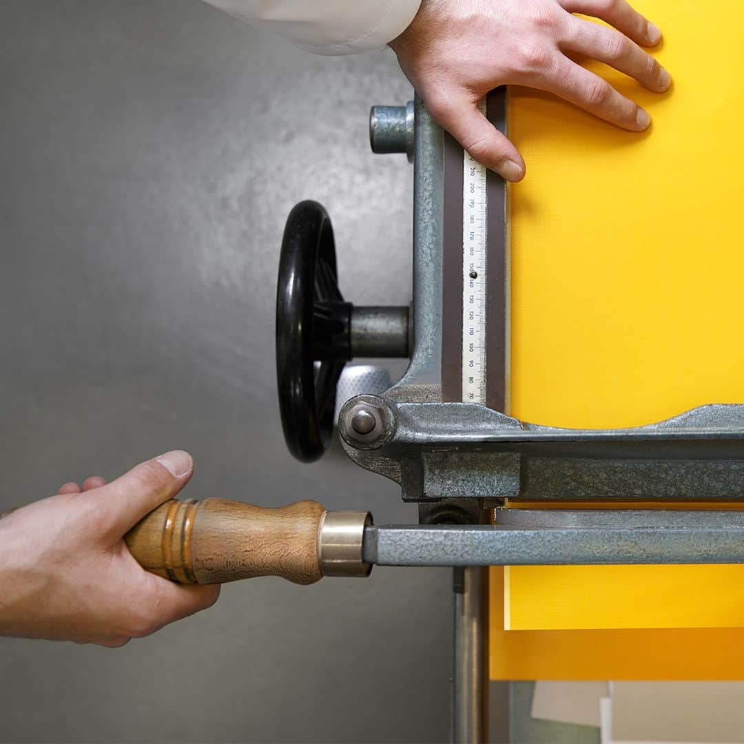 のインスタグラム：「The Parma yellow hat boxes are still made one at a time by hand usign an elegant embossed paper. Discover how they are made clicking our link in bio.⁣ #craftsmanship⁣ .⁣ .⁣ #acquadiparma #handmade #madeinitaly #italy #handcrafted #yellow #hatbox #colonia #tradition」