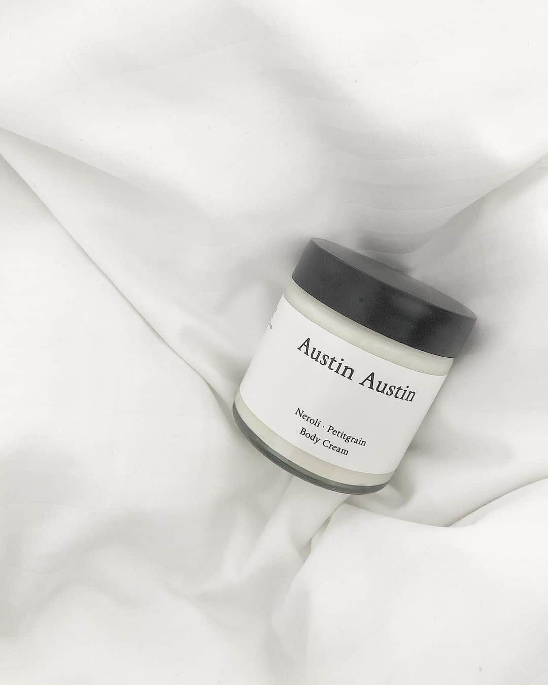 佐々木千絵のインスタグラム：「Neroli, Petit grain  今の気分にハマった香り.  深呼吸したくなるような香りで気分がリフレッシュできるBody Cream  香りってその時の気分で好きだったりそんなだったりするんだけど、今はコロナでちょっと神経質に生活してるからか...ネロリ、プチグレンの香りは不安を和らげたり、気分を落ちつかせたりする効果もあるのでこの香りに癒されます。  #bodycream #Neroli #petitgrain  #orange #grapefruit #cedarwood #cardamom #organic #vegitarian#びーがん#アロマ#シダーウッド#グレープフルーツ#ボディークリーム#マッサージ#香り#ネロリ」