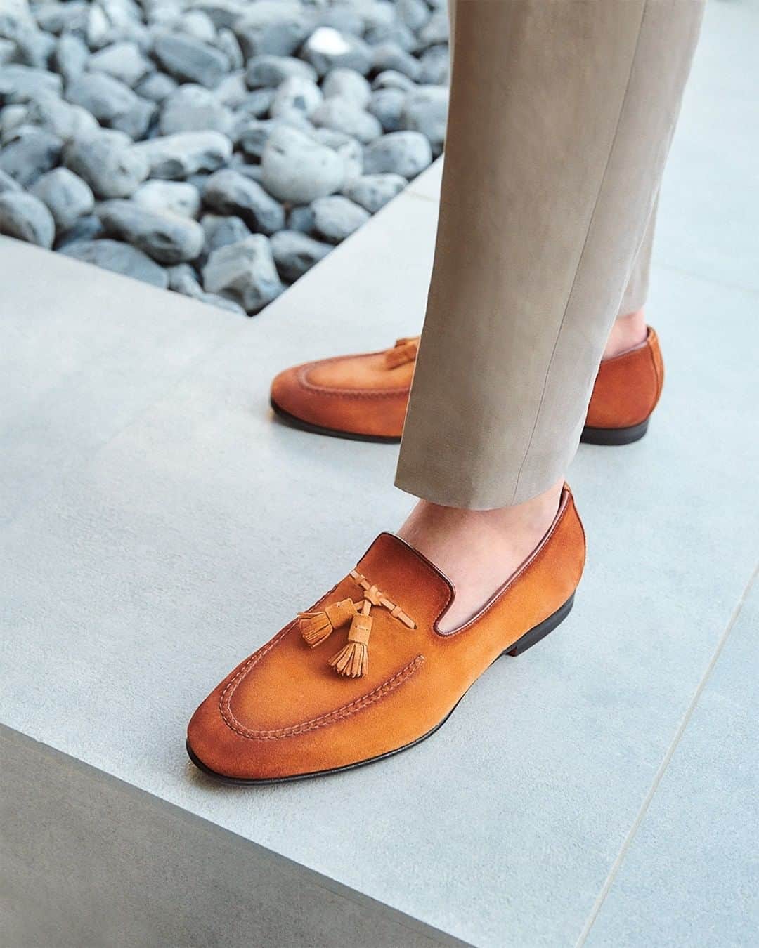のインスタグラム：「Reinterpreting the classic tassel loafer in suede, perfect for the warmer seasons.  #Santoni #madeinSantoni #makersofbeauty」