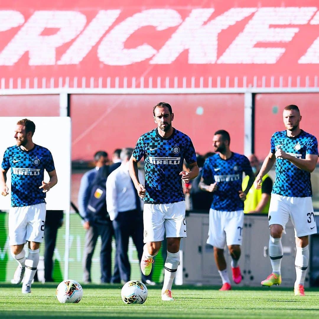 インテルナツィオナーレ・ミラノさんのインスタグラム写真 - (インテルナツィオナーレ・ミラノInstagram)「ON THE PITCH FOR THE WARM UP 🔥🏟 #Inter #ForzaInter #GenoaInter #SerieA #Football」7月26日 2時17分 - inter
