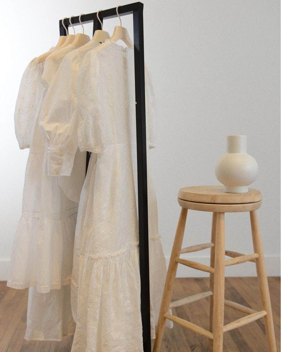 のインスタグラム：「In the studio: warm-weather whites.」