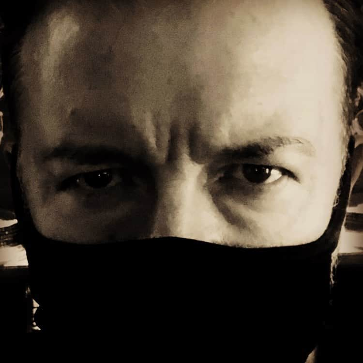 リッキー・ジャーヴェイスさんのインスタグラム写真 - (リッキー・ジャーヴェイスInstagram)「There’s good news and bad news. The bad news is there’s a global pandemic. The good news is I look great in a mask. So, every cloud. You’re still thinking of the bad news, aren’t you?」7月26日 2時23分 - rickygervais